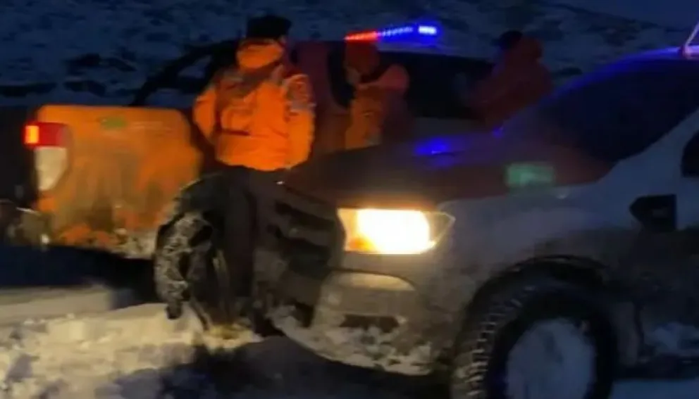 Trabajan para rescatar a un grupo de puesteros aislados por la nieve en cercanías de Ñorquinco
