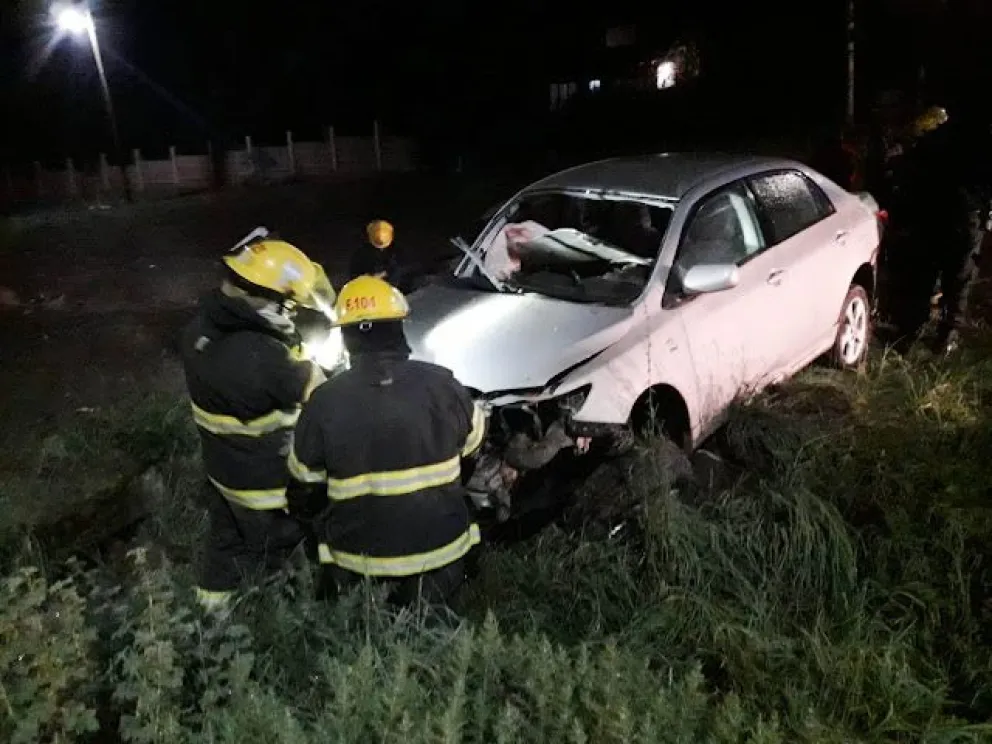 Bomberos volvían de un incendio y debieron acudir a un aparatoso vuelco sobre Ruta 40  