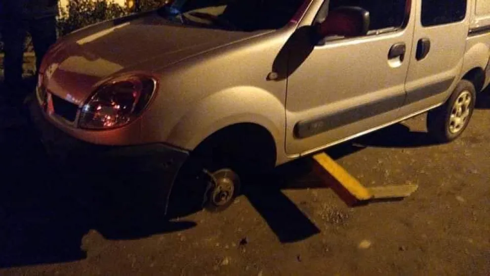 Estacionó afuera de la iglesia y le robaron las dos ruedas delanteras