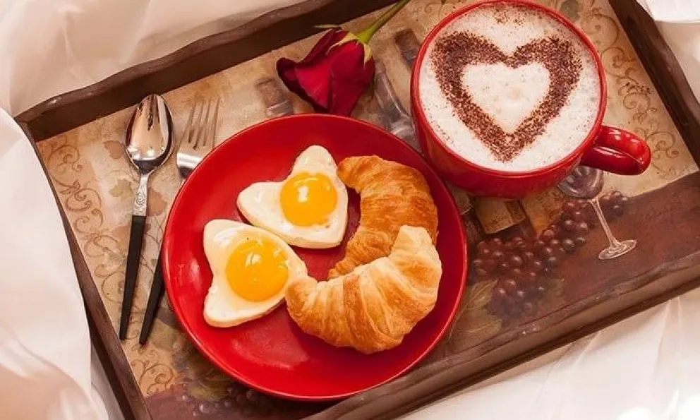 Encargó un desayuno para su novia, pero quedó escrachado por “ordinario”