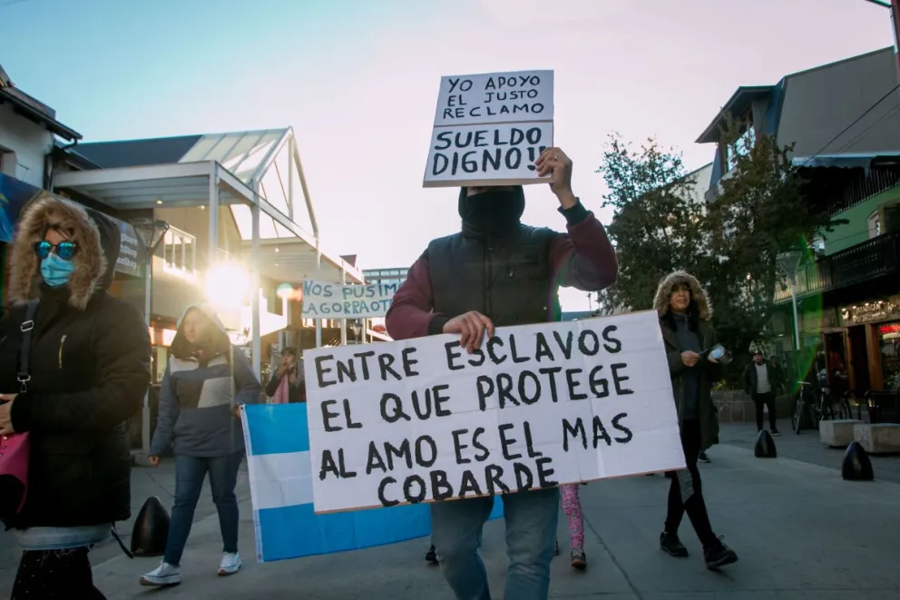 Concurrida manifestación en Bariloche de policías activos, retirados y familiares: Piden tener un sueldo digno