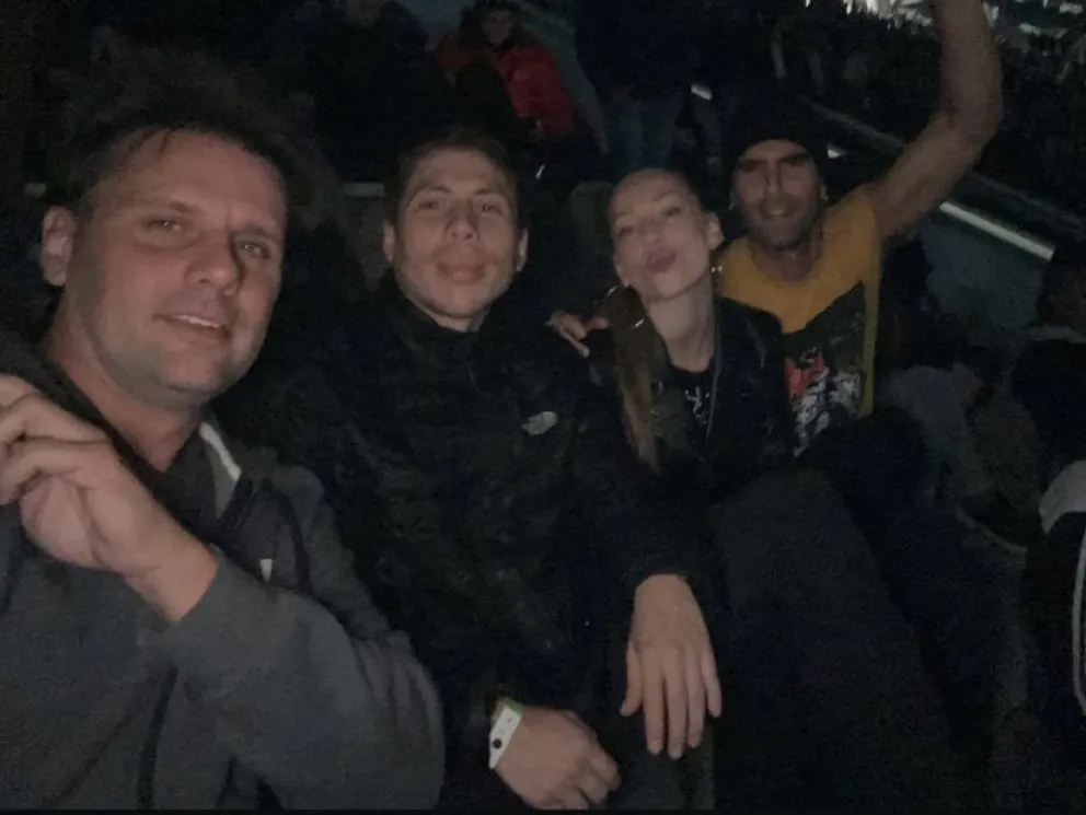 Ester Expósito acompañó a Nico Furtado a ver a La Renga y tomó fernet en una botella cortada