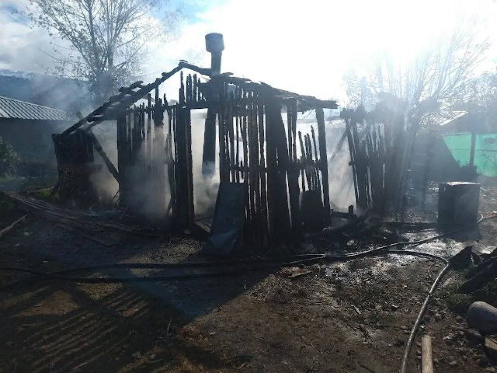 Una estufa mal apagada provocó un incendio que redujo a cenizas una vivienda