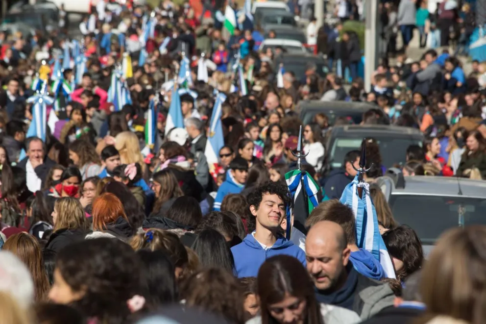 El tradicional desfile por calle Mitre estuvo repleto de emociones en un nuevo cumpleaños de Bariloche