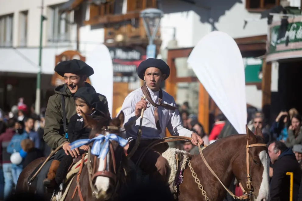 Mirá las fotos del desfile en calle Mitre por el cumple 120 de Bariloche