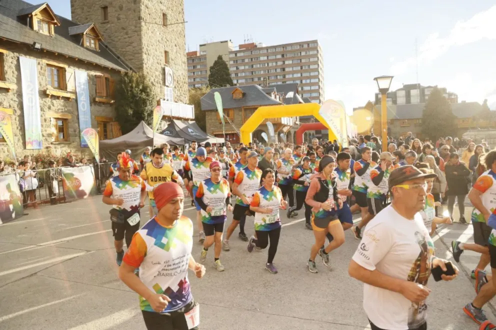 Alrededor de 250 atletas coparon el Centro Cívico para la Carrera Aniversario en el cumpleaños de Bariloche