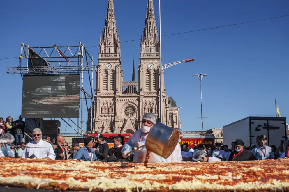 Hicieron la milanesa a la napolitana más grande del mundo: superó los 1000 kilos