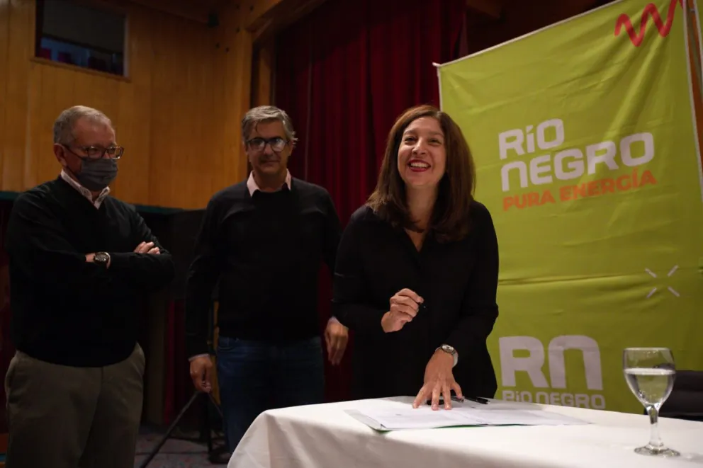 Firmaron el contrato de obra para la Terminal de Ómnibus y del convenio para asfaltar Morales