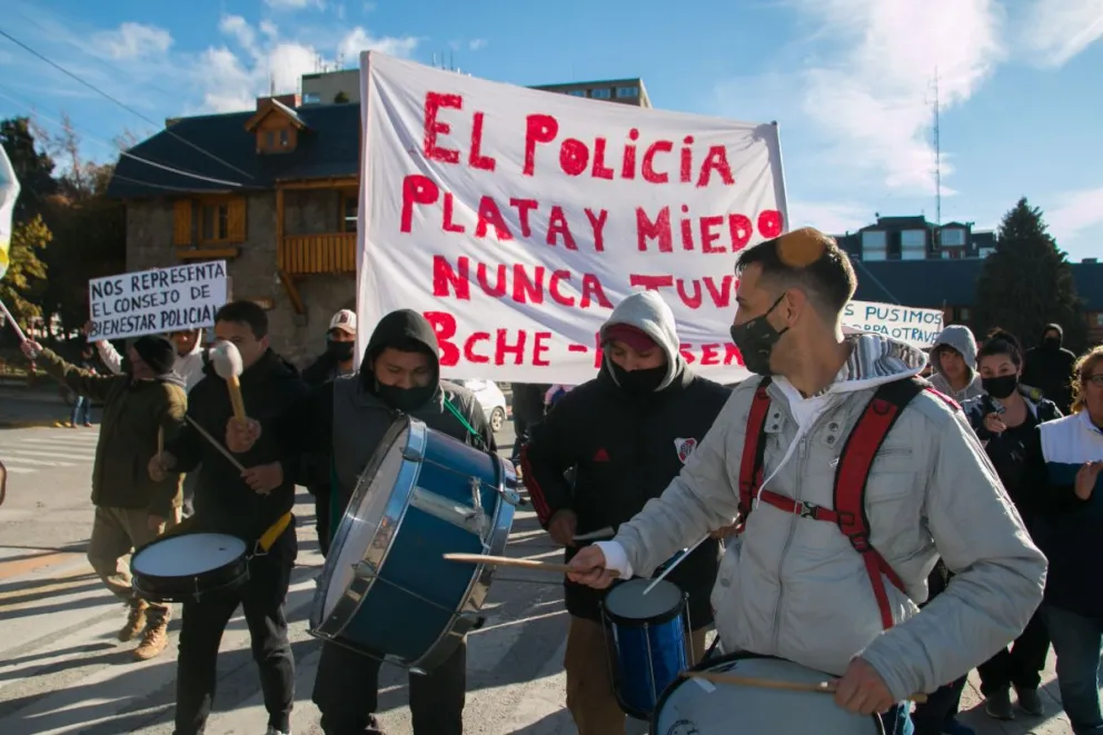 Policías piden un piso de 120 mil pesos para el ingreso a la fuerza