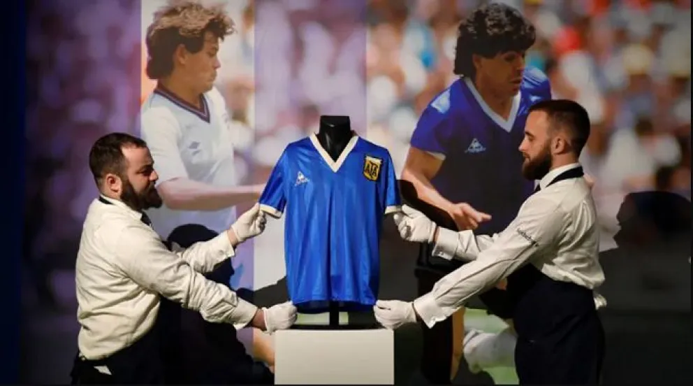 La camiseta que Maradona usó ante Inglaterra fue subastada con un récord histórico