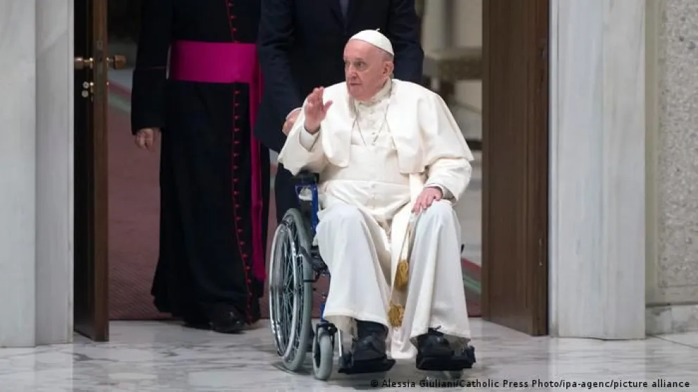 El papa Francisco deberá movilizarse en silla de ruedas hasta su recuperación
