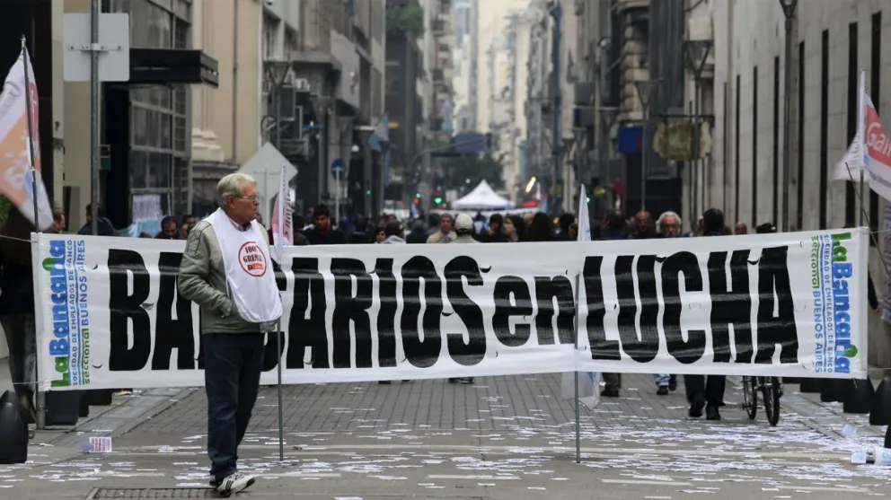 Paritarias: los bancarios acordaron un aumento del 60% en cuatro tramos
