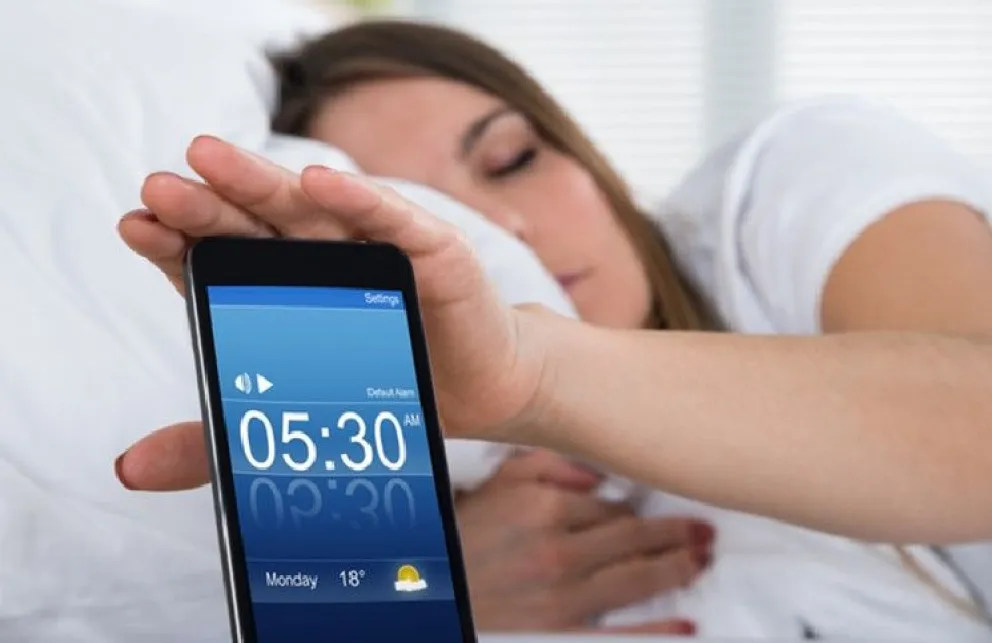 Según un estudio: si pospones la alarma del despertador, podría mejorar tu vida social