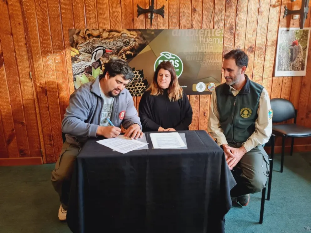Firmaron el convenio entre la Asociación Paleontológica Bariloche y la Administración de Parques Nacionales