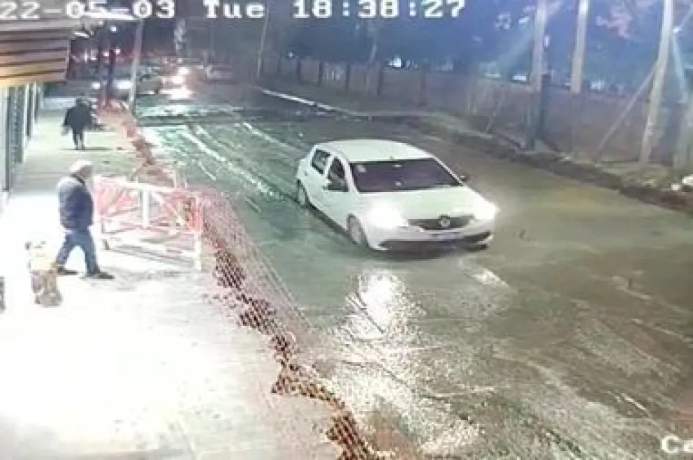 VIDEO: un auto pasó por una calle recién asfaltada y quedó atascado en el cemento