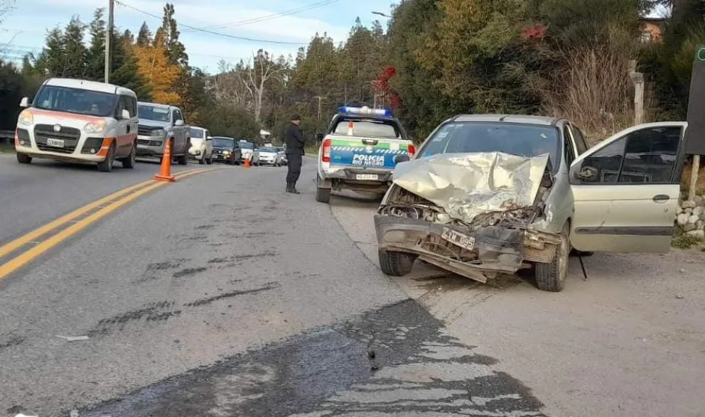 Violento choque frontal en Bustillo: uno de los conductores perdió el conocimiento