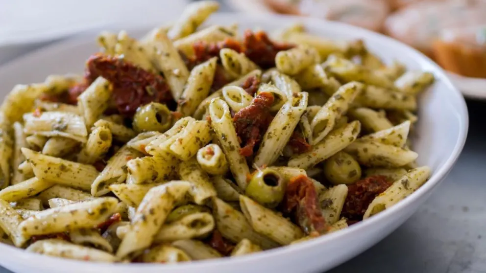 Receta mediterránea: cómo cocinar pasta con tomates secos y aceitunas