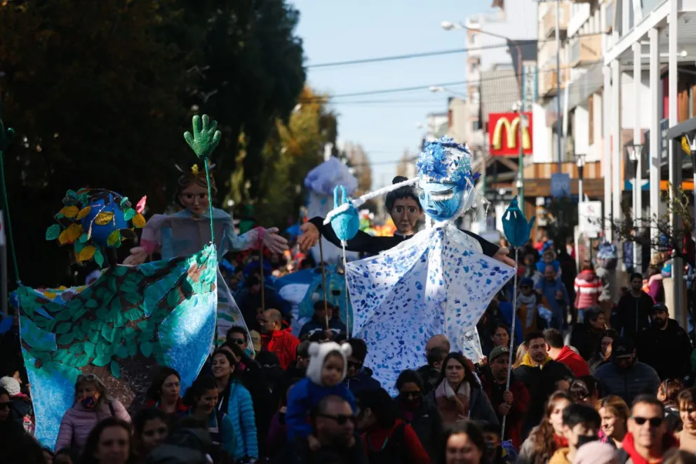 Volvieron los gigantes y Bariloche se movió al ritmo del Festival de Títeres Andariegos