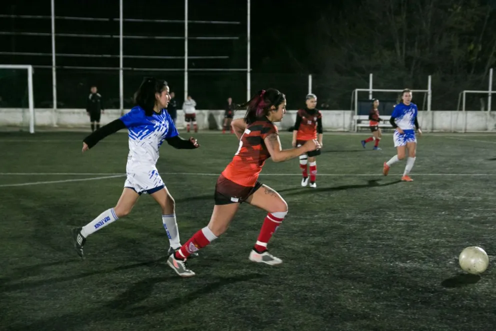 Las chicas de ADeFuL gastan en sintético