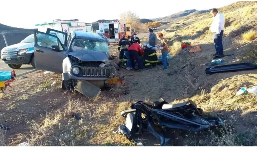 Siguen las muertes en ruta 40: una mujer murió tras un choque frontal entre un colectivo y una camioneta